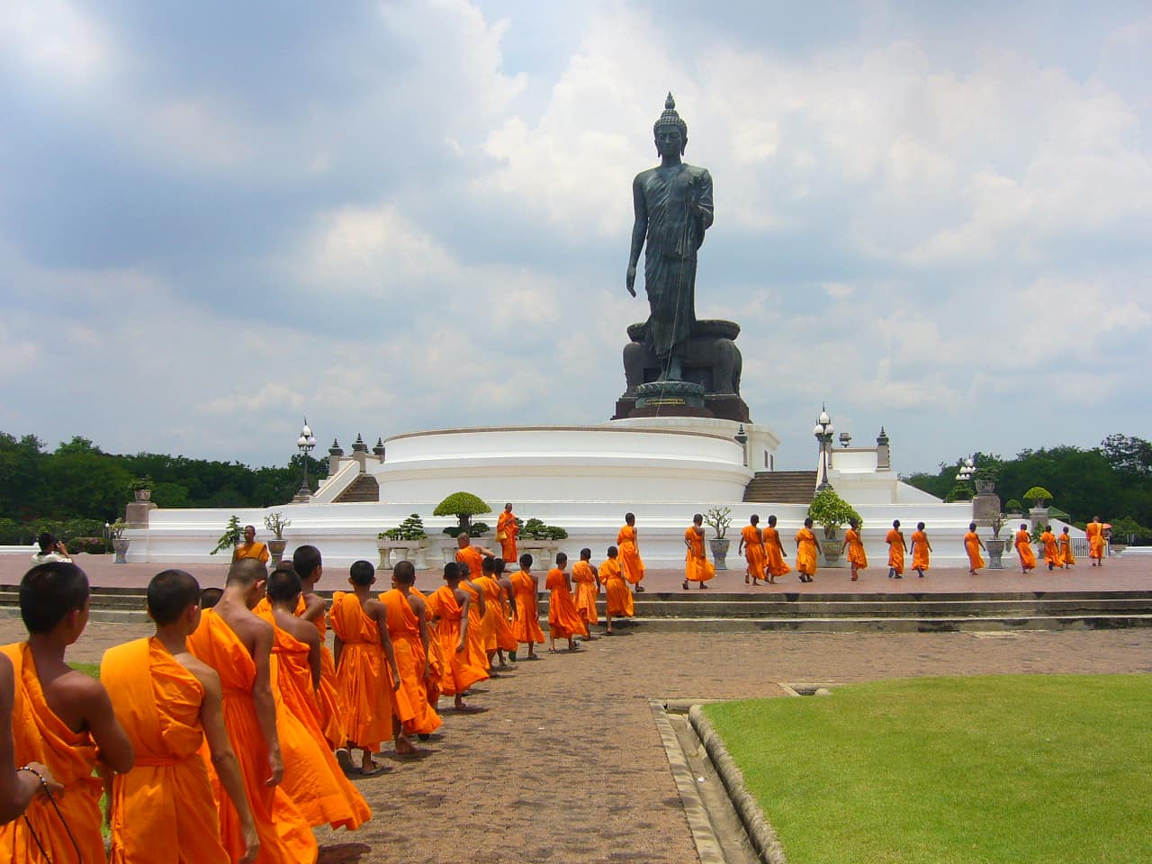 Fake Monks Demanding Donations: Spiritual Scams Exposed