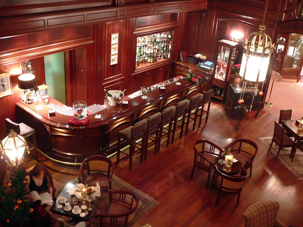 The Flirtatious Local Bar Scam: A Costly Night Out